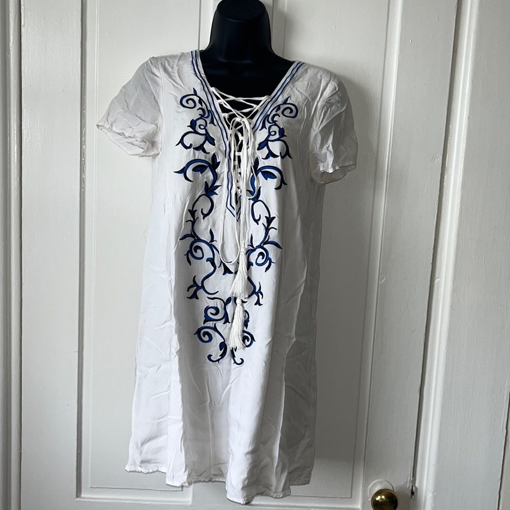 Lulu’s v neck white dress with blue embroidery, string ties. Size medium